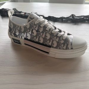 Mens Sneakers - B23 Essentials Low Top. Dior. Sz 10.5 / 44